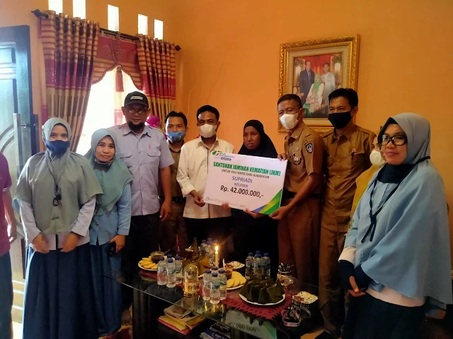 Ahli Waris Nelayan Terima Santunan Kematian Rp42 Juta dari BPJS Ketenagakerjaan Sinjai