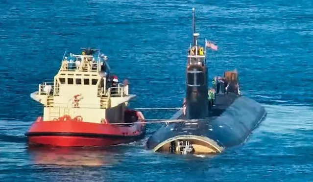 El submarino de ataque USS Connecticut (SSN-22) llegó a San Diego, navegando en superficie desde Guam