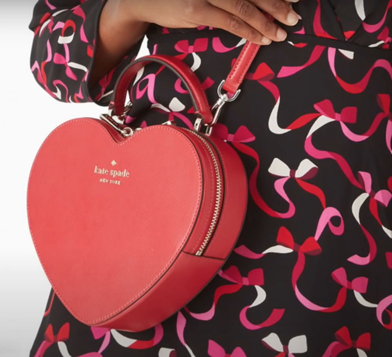 Trending S/S 2022: Heart Shape Bags