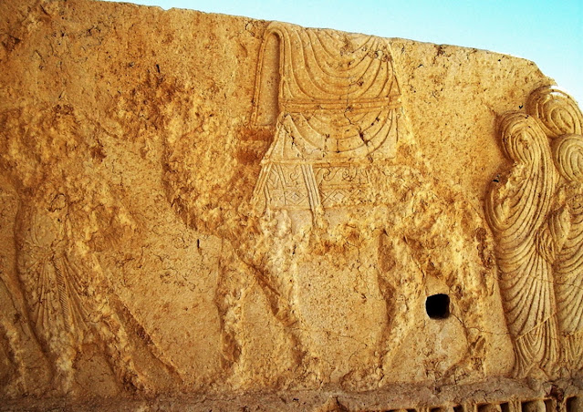 Пальмирский рельеф с изображением путешествующих женщин.