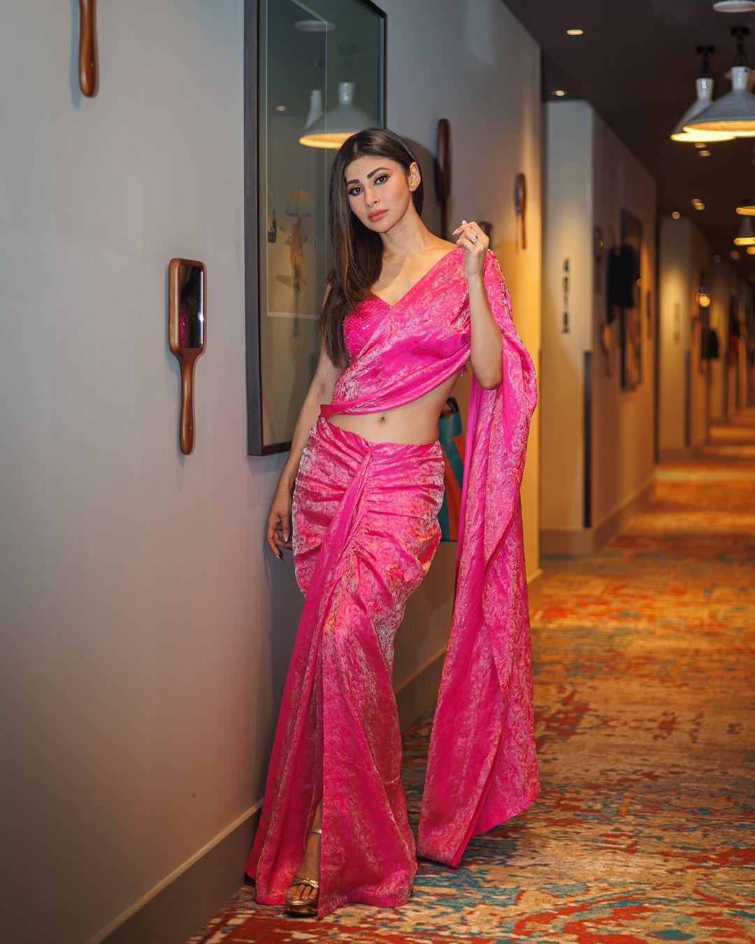 Mouni Roy's Pink Saree Draping Flaunts Her Navel!