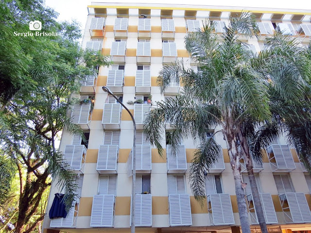 Vista frontal da fachada do Prédio A1 do Conjunto Residencial da USP (CRUSP) na Cidade Universitária