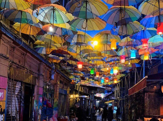 شارع المظلات في منطقة كاديكوي في إسطنبول