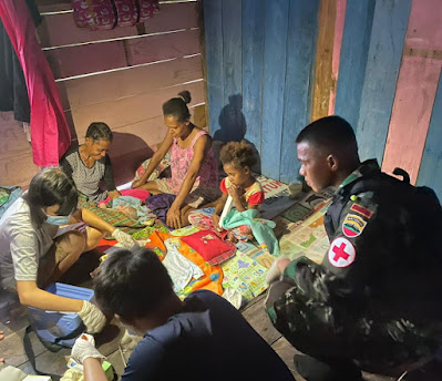Personel Satgas Yonif 126/KC Sigap Membantu Proses Persalinan Darurat Warga Di Perbatasan