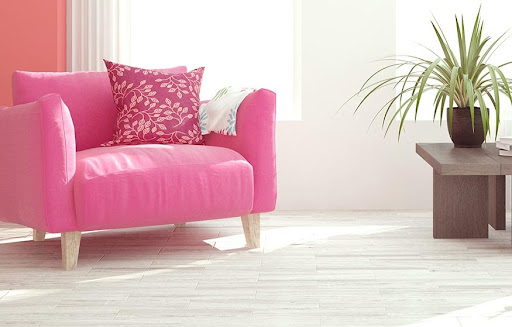Sofá de color rosa en una sala