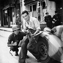 foto de um soldado e um civil armado mostrando a resistência francesa