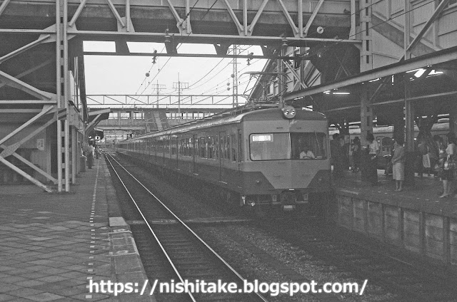 所沢を通過する赤電551系551F+701系747Fの上り回送列車。　所沢　1982.9.6-9