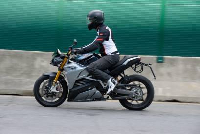The total for 2021 compared to 2020 was +32.6%, in particular thanks to the push from the electric sector of quadricycles (+448.8%) and motorcycles (+56.2%). As reported, personal mobility in Italy has supported the market for electric motorcycles and quadricycles.  News The impact of orders for shared mobility services and for companies in 2020 is maintained especially in the scooter market, which reports +5% with more than 6,300 registered vehicles. Excluding 2020 orders, the increase will continue to be positive, exceeding 85%. The moped market is not complete either, with only a negative sign, with more than 3,900 pieces and a figure of -10.5%. Speaking of pedal-assist bikes, the figures for 2021 will be released next spring. According to initial estimates, the trend will be indicative of the numbers for 2020, a record year for the region with sales of more than 280 thousand units and a figure of +44% compared to 2019. Returning to vehicles, given the success of Quadricycles, after going from 716 to 3,930 parts, there has been an overall growth of +0.5% in 2020 for the two-wheeler market, with 10,848 vehicles registered (+85, 5% in 2019) ). It also highlights the trend of motorcycles from 388 units to 606 in 2020, which again underlines the value of zero emission vehicles with respect to individual personal mobility. The vitality of the market is characterized by the increase in the supply of products and the advent of new realities in the market.