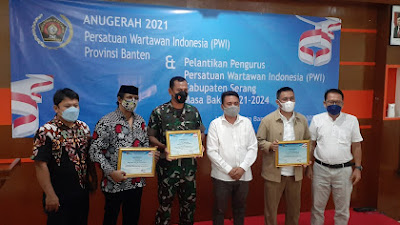 Kapten Inf Jakson Beay Raih Anugerah Dari PWI Banten