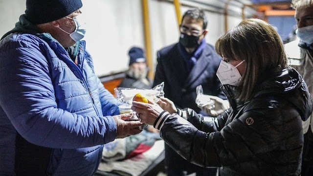 Φαγητό σε αστέγους μοίρασε η Πρόεδρος της Δημοκρατίας Κατερίνα Σακελλαροπούλου