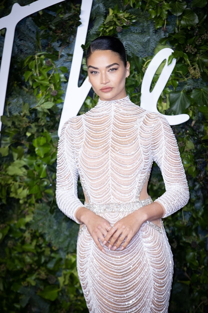 Shanina Shaik Clicks at 2021 British Fashion Awards in London 29 Nov-2021