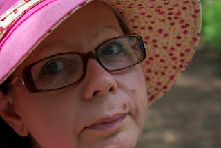 Naisen kasvot läheltä, päässä punainen hattu