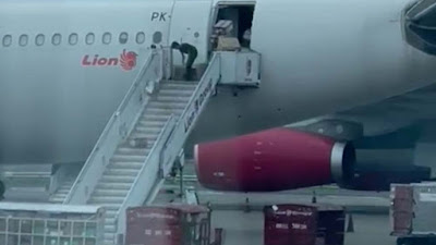 Heboh! Video Lion Air Keluarkan Isi Bagasi Penumpang Dengan Cara Dilempar 