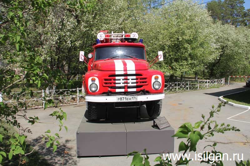 Памятник пожарному автомобилю. Город Снежинск. Челябинская область