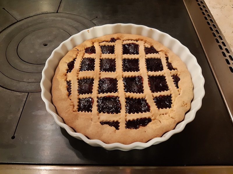 Crostata di marmellata cotta nel forno a legna in Trentino