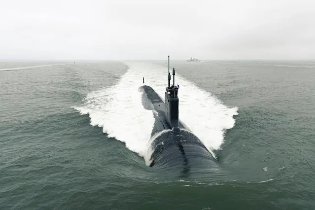 El submarino de ataque de clase Virginia, Indiana, parte de Newport News Shipbuilding para realizar pruebas en el mar. (Matt Hildreth/Marina de los EE. UU.)