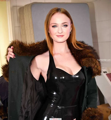 Sophie Turner Sexy Bikini and Lingerie Pictures