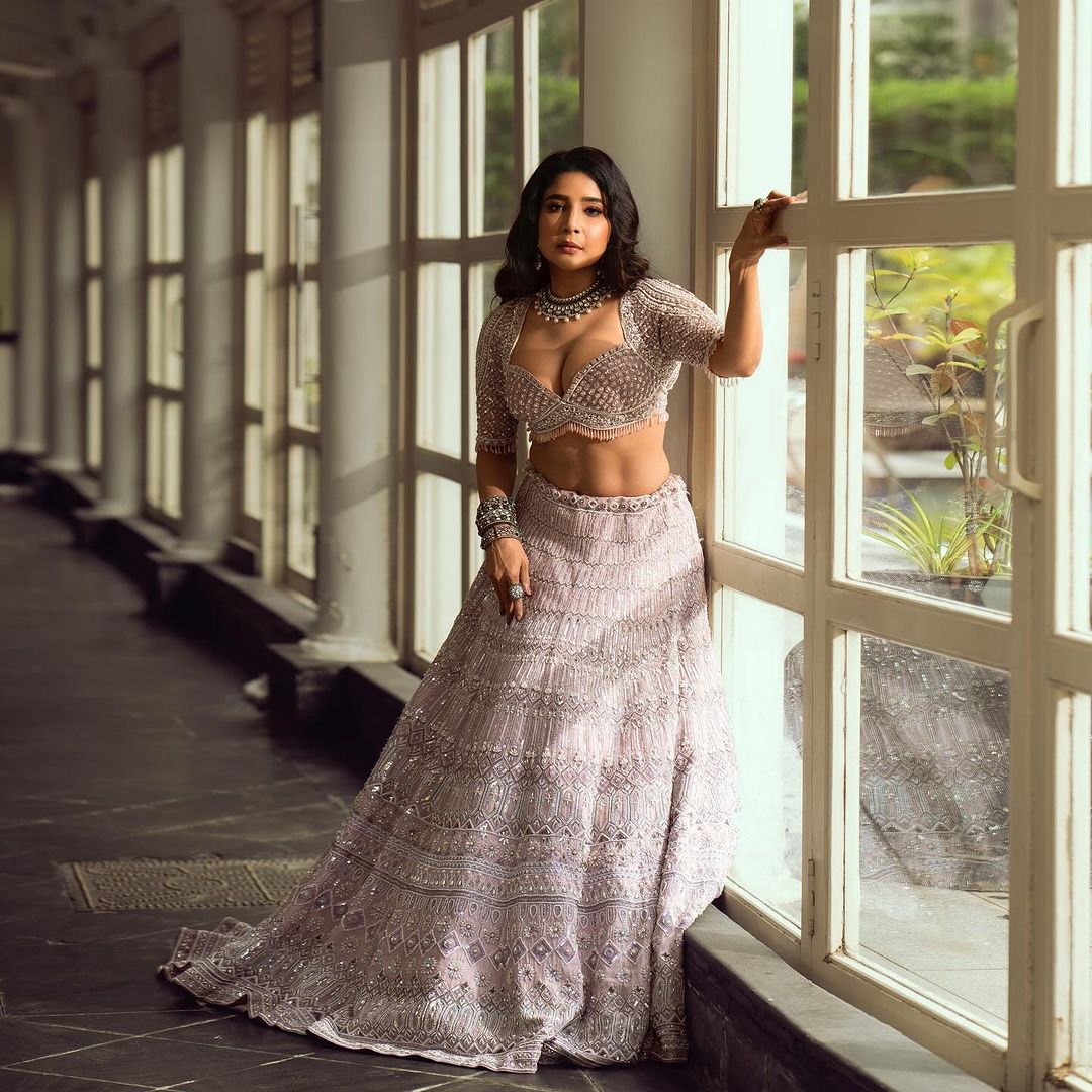 Sakshi Agarwal's Lehenga Extravaganza: A Dazzling Debut into 2024 Fashion (View Pics)