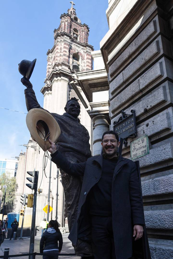 Batres devela estatua de Pancho Villa en el Centro Histórico