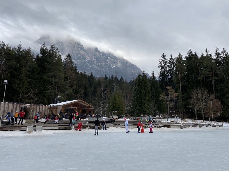 Pattinare sul ghiaccio laghetto Fiè dintorni alpe siusi