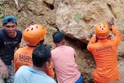 Basarnas Nias mengevakuasi warga tertimpa longsor di Gunungsitoli   