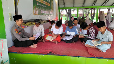 Isi Bulan Ramadhan, Personel Polres Pidie Bripda Makhrozi mengajar ngaji Al Qur’an di SDU IQRO' SIGLI