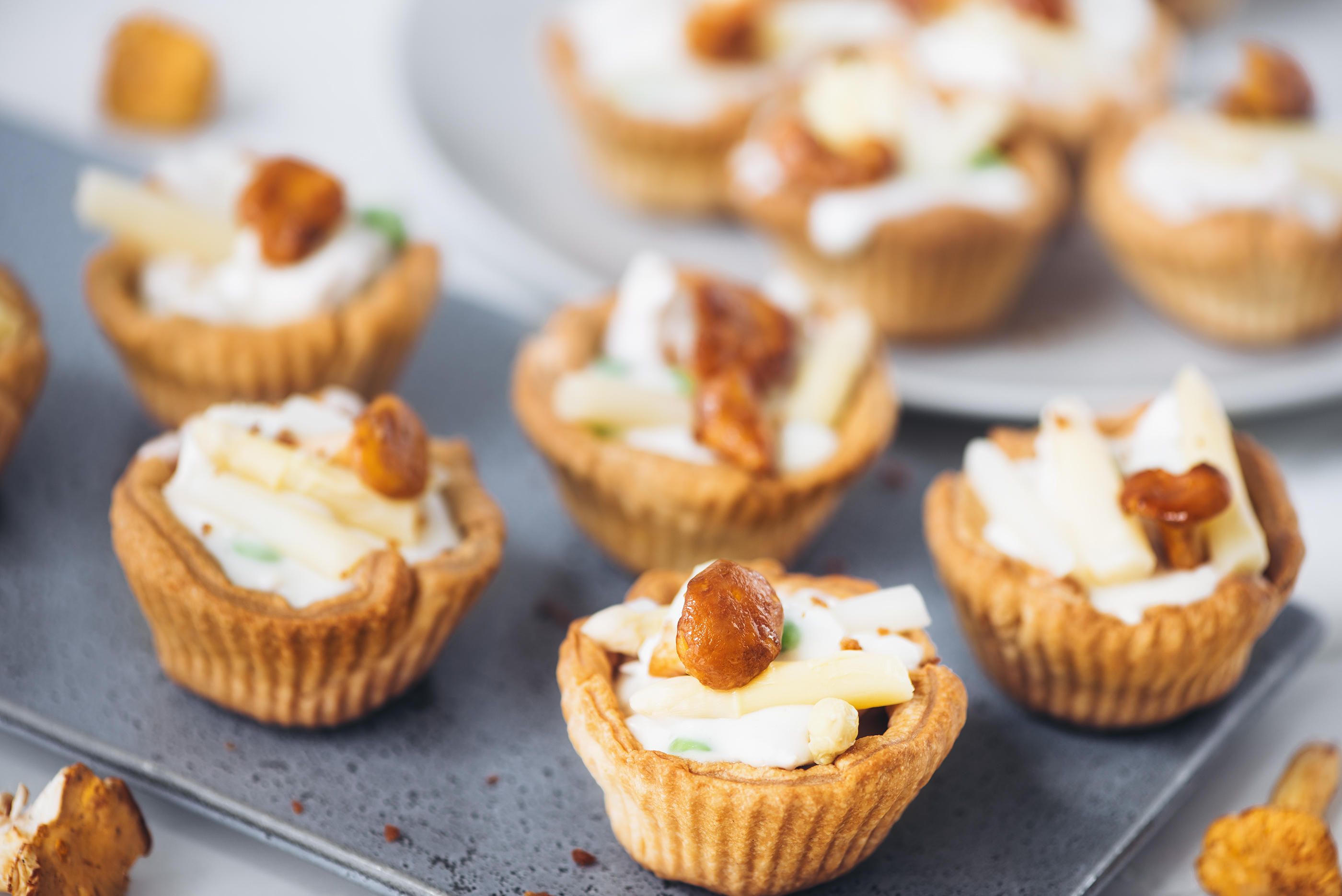 Chicken Tartlets with asparagus and chanterelle