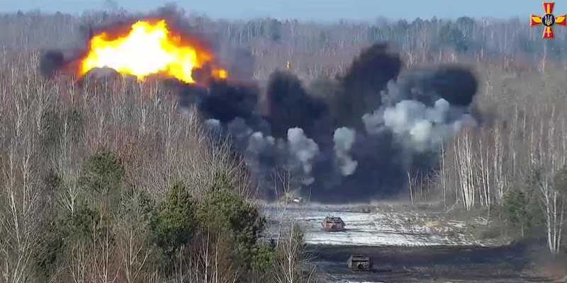 Авіація відпрацювала ракетно-бомбові удари по танкових колонах (ВІДЕО)