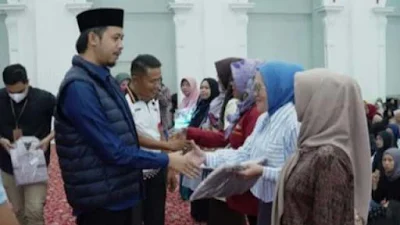 Wako Erman Safar Serahkan Pakaian Kerja Seluruh Kader Posyandu Balita, Lansia, Poskeskel dan Remaja Guguak Panjang