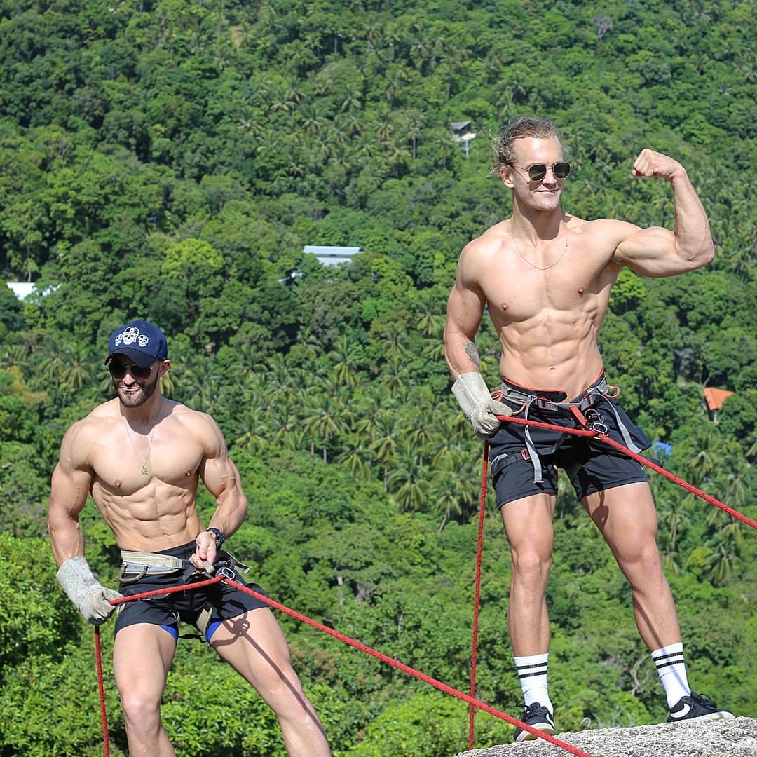 hot-shirtless-summer-guys-muscle-body-mountain-climb-biceps-flex