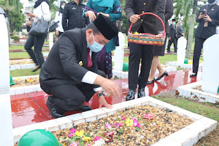 Gubernur Jambi Peringati Hari Pahlawan Lakukan Ziarah Dan  Tabur Bunga Di Makam Pahlawan 