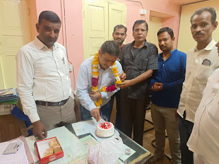नगर पालिका कर्मचारी का केक काटकर जन्मदिन मनाया!
