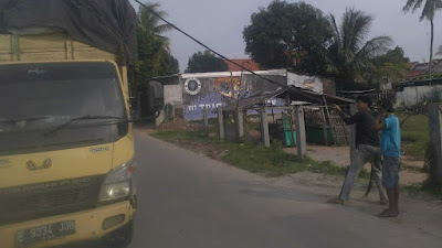 Muatan tinggi Truk Menyangkut Kabel PLN