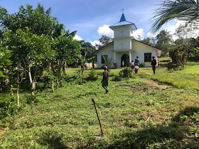 Kerja Bakti di Perbatasan Papua, Satgas Pamtas Yonif 126/KC Bersama Masyarakat Membersihkan Gereja Katolik ST Paroki di Kampung Umuaf Wilayah Perbatasan RI-PNG