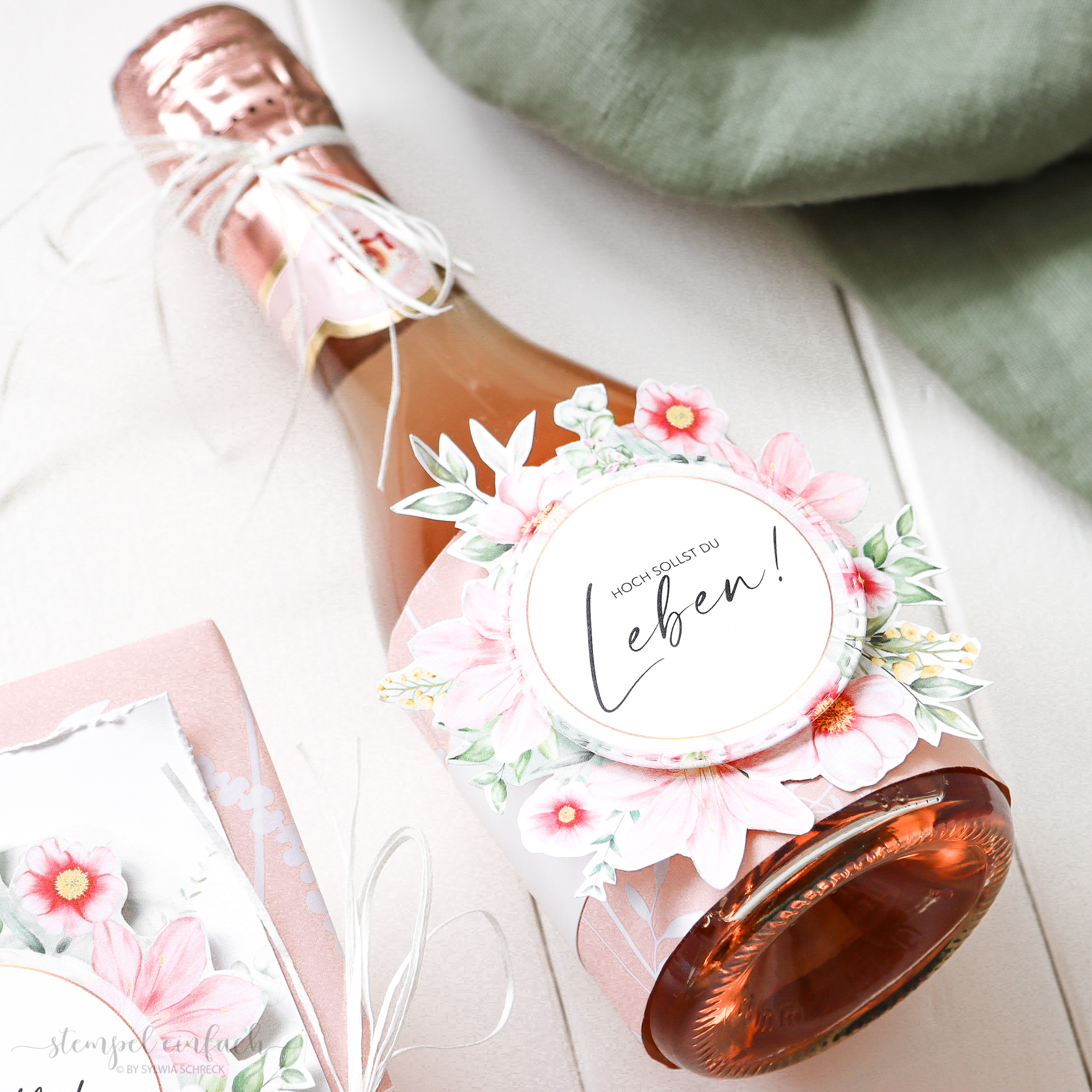 flasche sekt blumig verpacken
