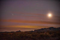 kometa C/2021 A1 (Leonard) sfotografowana wraz z lśniącą Wenus 20.12.2021 r. z Rio Rico w Arizonie, w USA. Nikon D750, ogniskowa 98 mm, f/2.8, ISO 5000, eksp. 4 sek. Credit: John Ashley.