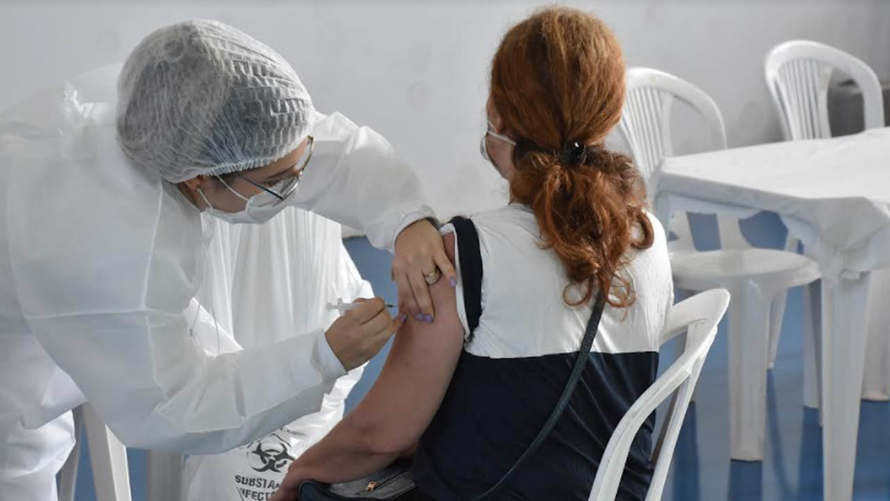 Botucatu: Saúde pede profissionais de saúde voluntários para vacinação em massa no dia 19