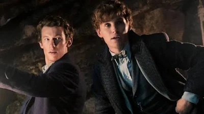 Callum Turner e Eddie Redmayne em cena de Animais Fantásticos