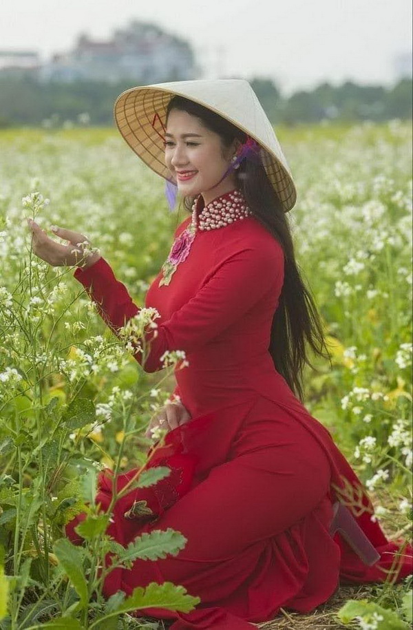 Thiếu nữ ngồi áo dài đỏ