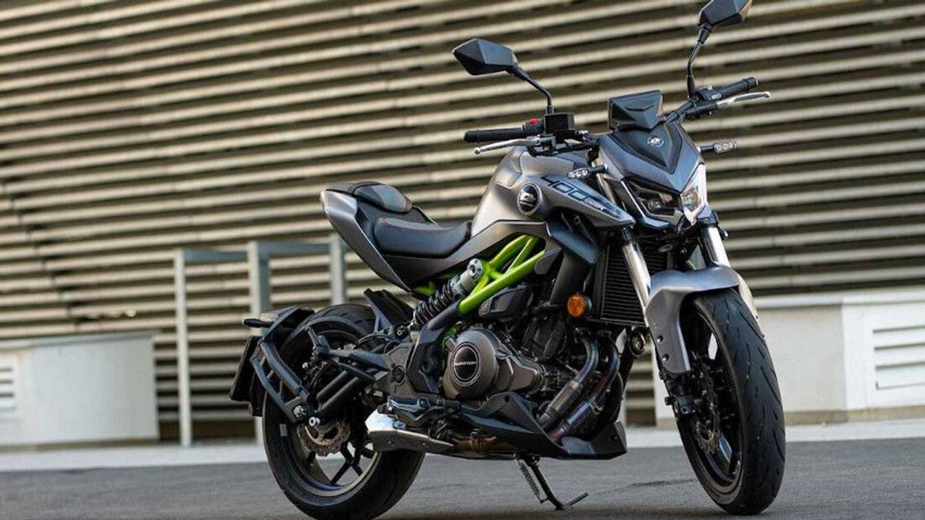 Benelli's parent firm, QJ Motor, appears to be trying the hardest of all the Chinese motorcycle manufacturers to develop new models. To assimilate into the global market as quickly as possible. QJ Motor has been selling various models to the European motorcycle market since the beginning of 2022.  The SRK 400, a tandem model with the KTM 390 Duke and Kawasaki Z400, is the most entry-level model in QJ Motor's European inventory. Whether it's a job or an issue of staying agile and fit, The cost is not high, but it is easily accessible. QJ Motor has made the strategic decision to launch the SRK 400 in Europe soon, in addition to its excellent performance.  In terms of performance, the SRK 400 will be powered by a 41.5hp, liquid-cooled, 400cc inline-twin engine, similar to the 400. CFMoto's NK which is believed to be a domestic material shirring, the QJ Motor SRK 400 was built to please the novice rider. with a vehicle that is easy to drive and an affordable price.