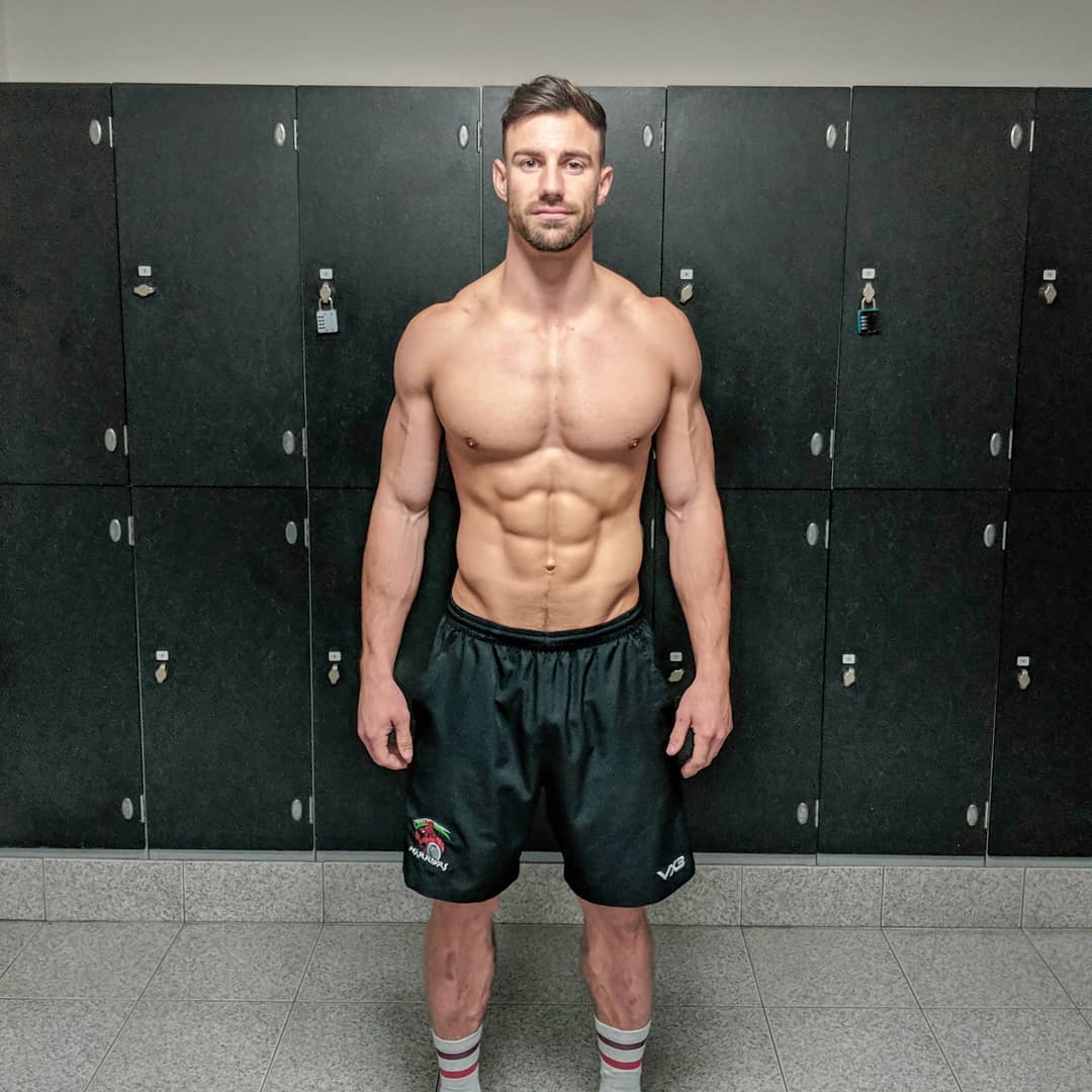 hot-shirtless-fit-guy-ripped-sixpack-abs-locker-room