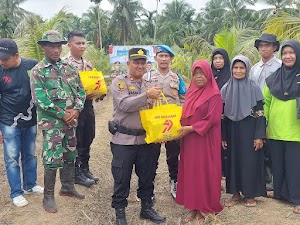 Di Sela-Sela Penanaman Jagung, Kapolsek Tembilahan Hulu Menyerahkan Bibit Pohon dan Sembako Dalam Rangka Hari Bhayangkara