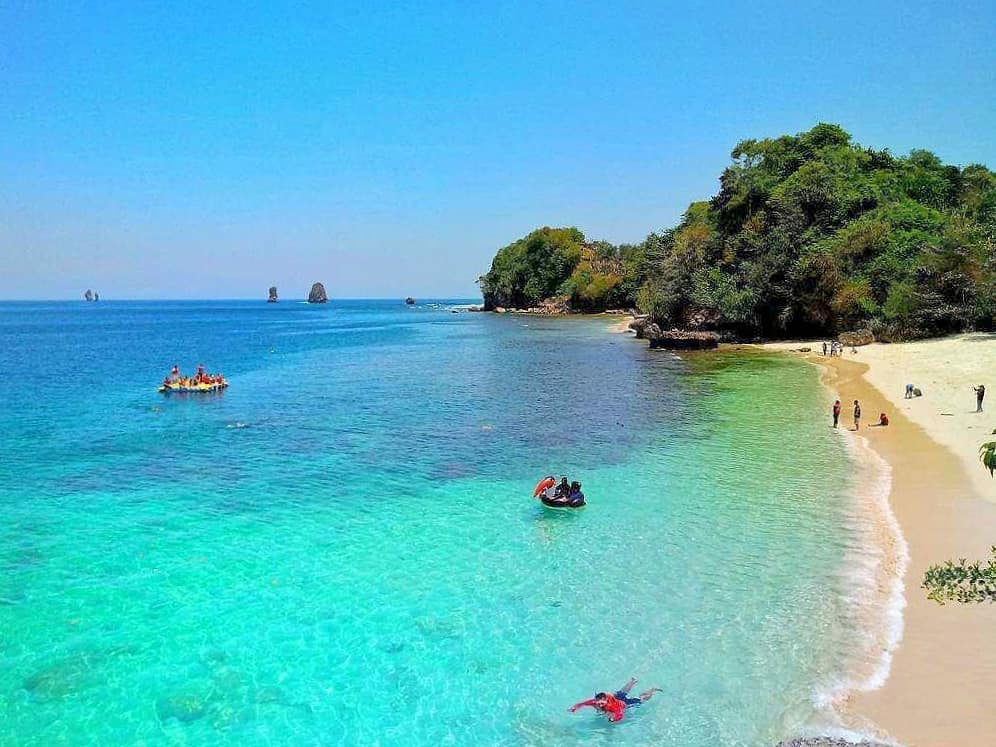 Pantai Tiga Warna Malang terletak di Kawasan Konservasi Bakau dan Terumbu Karang Sendang Biru. Wisatawan Wajib melalukan Rservasi Tiket untuk datang berkunjung