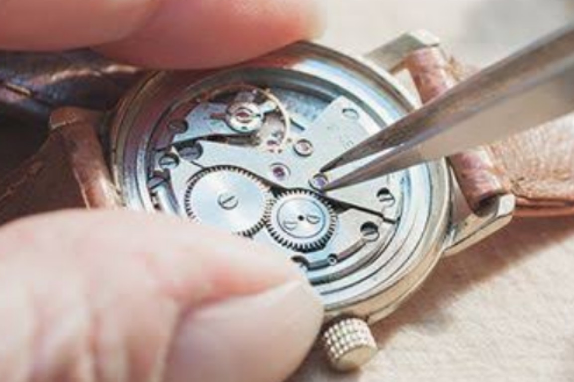 Mechanical watch movement maintenance