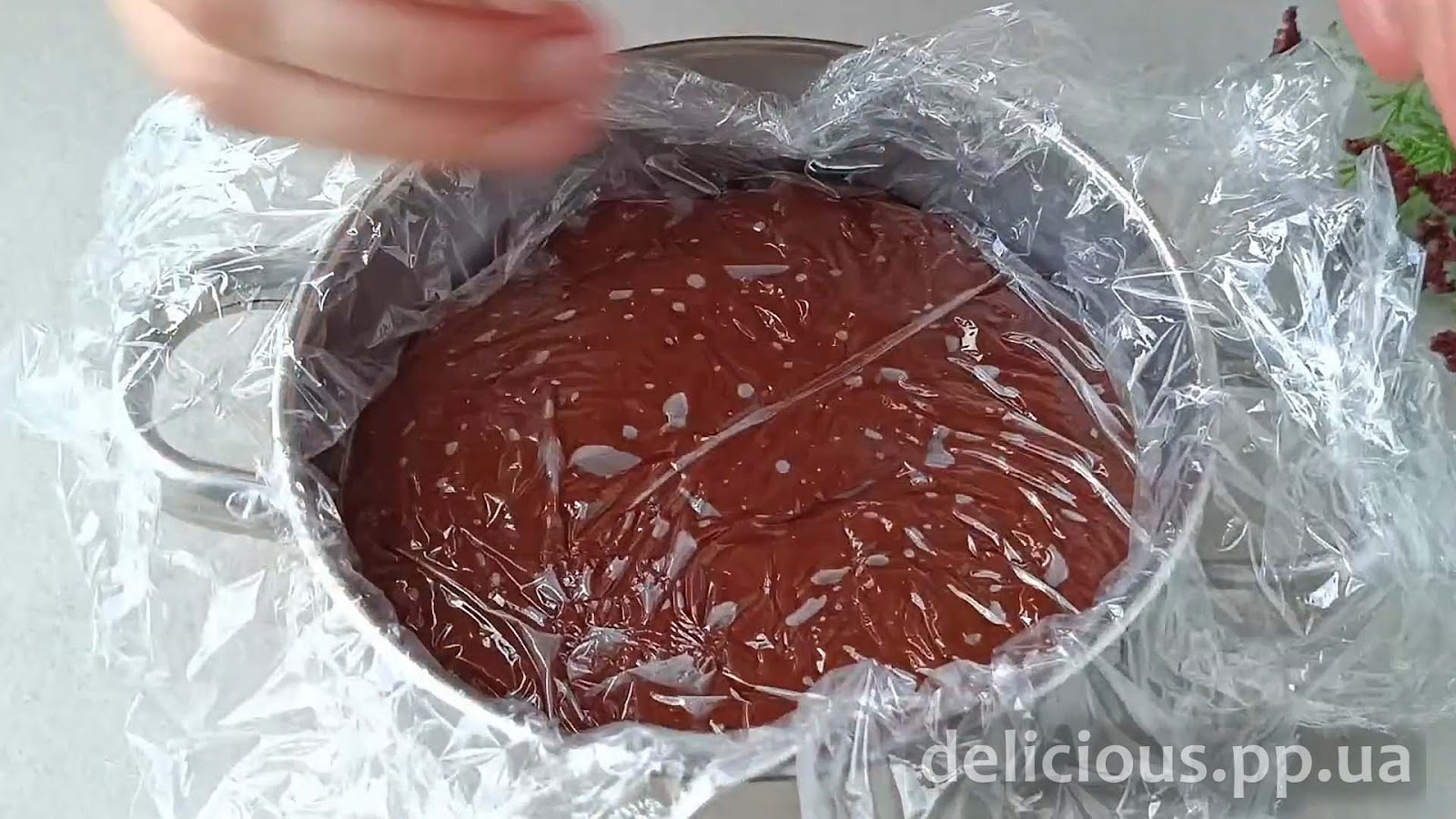 Фото приготовления рецепта: «Идеальный десерт без выпечки — шоколадный Торт - Пудинг за 15 минут» - шаг №7