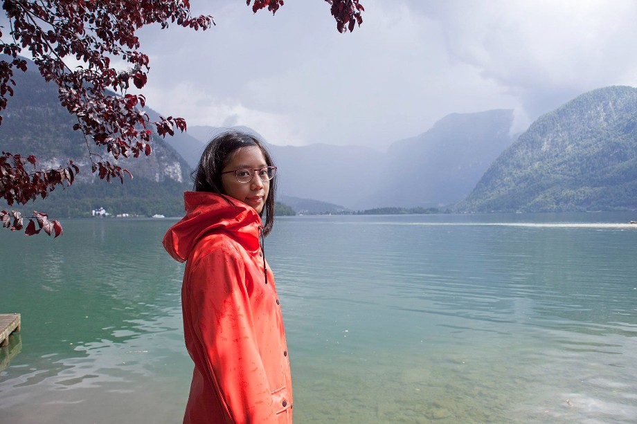 Best Things To Do In Hallstatt Austria, Hallstatt lake girl