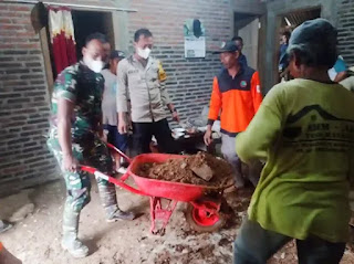 Babinsa Gotong-Royong Bersihkan Rumah tertimpa Material longsor di Plajan Jepara