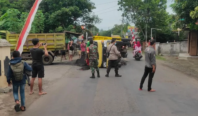 Truk Bermuatan Pasir Terguling di Kemangkon Purbalingga , Ini Penyebabnya