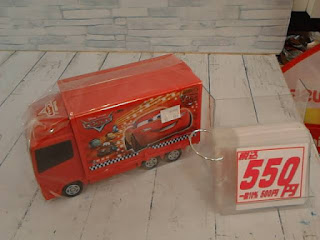 中古品　カーズプリント　赤いトラック　５５０円
