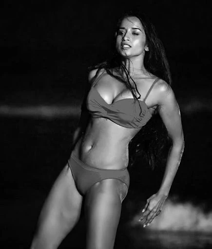 Pooja Bhalekar bikini ladki actress